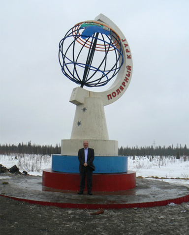 Après près de 120 km de route, un globe fixé sur un massif socle en béton indique l’emplacement du cercle polaire. (photo : P. Nerguararian)