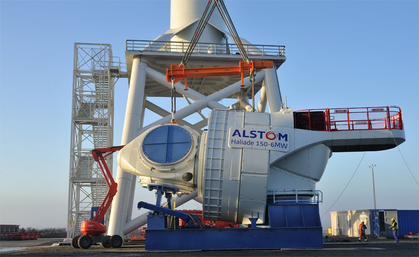 La nacelle de l’éolienne d’Alstom comporte un alternateur à aimant permanent à entraînement direct (sans multiplicateur couplé au générateur). Ce dispositif réduit le nombre de pièces tournantes et doit permettre d’améliorer l’efficacité de la chaîne d’entrainement. (photo : ©Alstom)