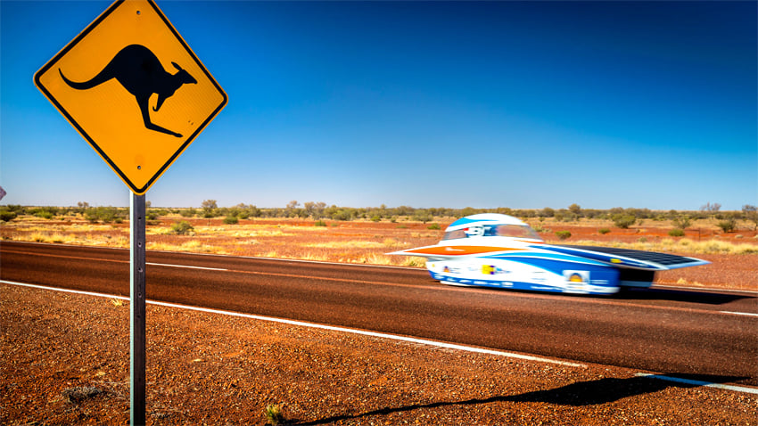 Cette course très particulière été créée en 1987 par un Australien qui a lui-même parcouru l’Australie à bord d’une voiture électrique munie de cellules solaires. A l’époque, la vitesse moyenne de l’équipe gagnante était de 65 km/h. La vitesse du vainqueur de cette année, Nuna 7, dépasse 90 km/h. (photo : ©World Solar Challenge)