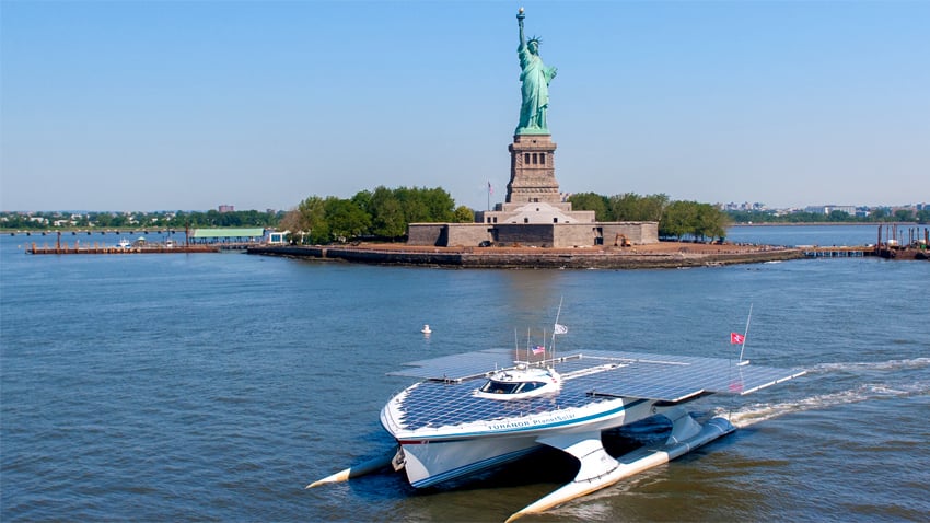 Le catamaran MS Tûranor PlanetSolar navigue à une vitesse moyenne de 5 nœuds (près de 9,25 km/h) et peut atteindre une vitesse maximum de 14 nœuds (près de 26 km/h). Ici mi-juin à New York. (photo : ©Anthony Collins)