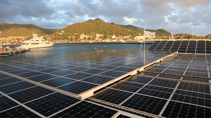 L’énergie solaire captée grâce aux panneaux photovoltaïques alimente 6 blocs de batteries lithium-ion. Celles-ci permettent de restituer de l’énergie lorsque la production électrique s’interrompt, faute de soleil. Ici mi-mai à Saint-Martin. (photo : ©PlanetSolar)