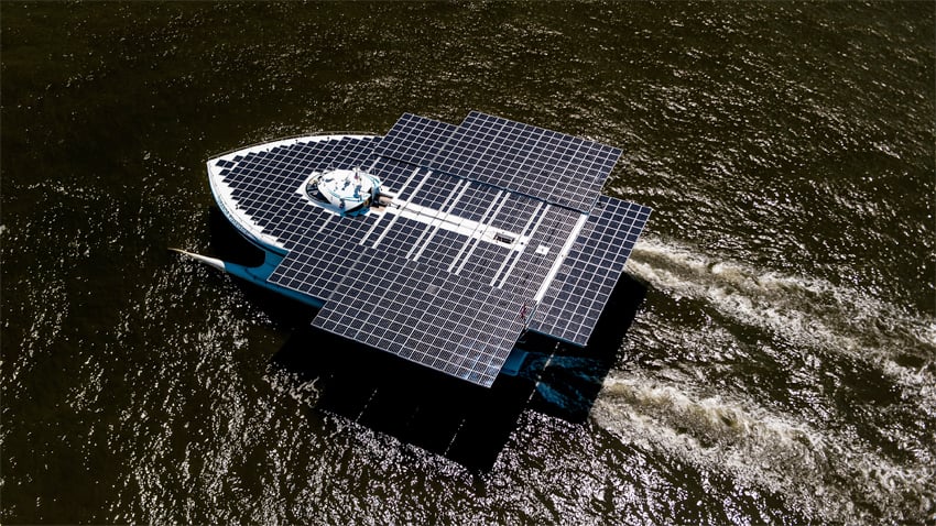 Le catamaran solaire est recouvert de 512 m2 de panneaux constitués de plus de 29 000 cellules photovoltaïques au total. La capacité solaire totale du navire atteint 93,5 kW. (photo : ©Anthony Collins)