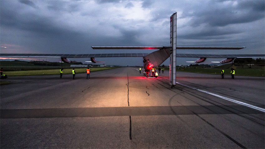 Vol de nuit de l'avion solaire Solar Impulse 2