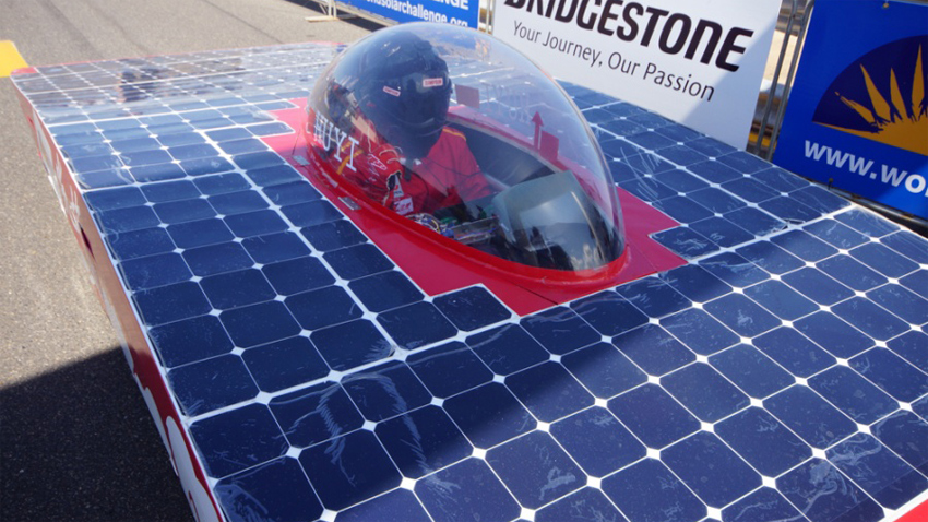 La surface des cellules photovoltaïques intégrée au véhicule ne doit pas excéder 6 m2. Elle s’étend généralement sur toute la partie supérieure de la voiture dont émerge la tête du pilote.  (photo : ©World Solar Challenge)