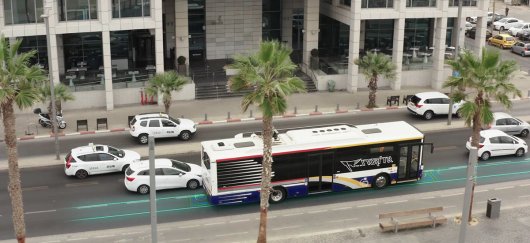 e-Bus rechargé par induction sur une route à Tel Aviv