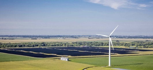Éolienne et panneaux photovoltaïques dans l'Illinois