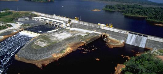 Avec ses 120 MW de puissance, le barrage hydraulique de Petit Saut génère l’essentiel de l’électricité consommée en Guyane